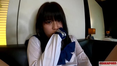 18 jarig Japans meisje met kleine tieten spuit en komt tot orgasme met vingerneuken en sexspeeltje. Aziatisch meisje in school cosplay kostuum geeft blowjobs in amateur video. Mao 7 OSAKAPORN.